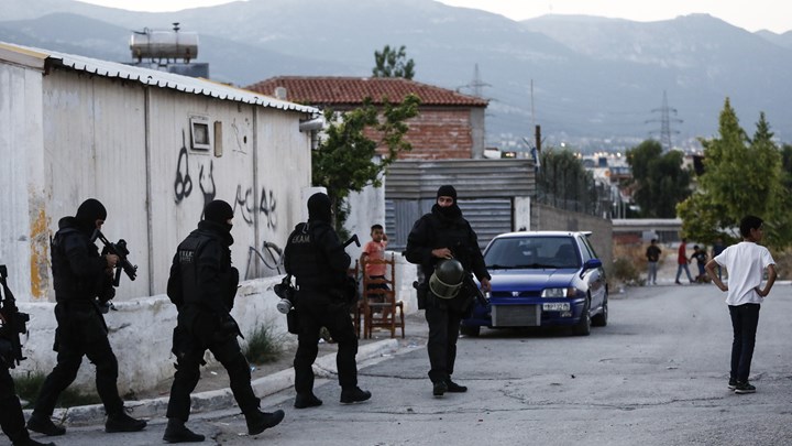 Αποτέλεσμα εικόνας για Μενίδι: Ρομά επιτέθηκαν σε αστυνομικό με πολιτικά και του άρπαξαν το όπλο