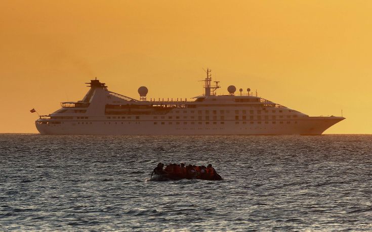 Syrian refugees arrive at the Greek island of Kos on a dinghy