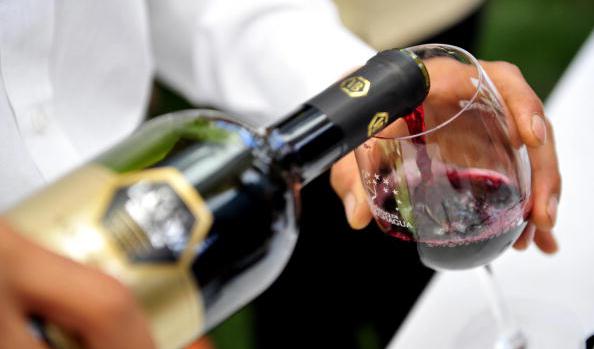 TO GO WITH AFP STORY A waiter pours red