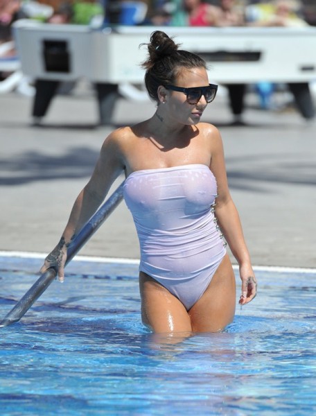 Chantelle-Connelly-See-Through-wet-swimsuit-pool-kanoni-6