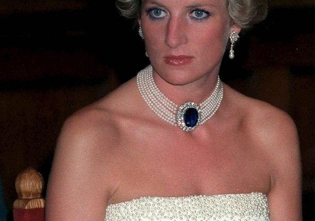 epa03372079 (FILE) A file picture dated 07 May 1990 shows Britain's Princess Diana during in a gala dinner at the Parliament building in Budapest, Hungary. The 15th anniversary of Princess Diana's death will be marked on 31 August 2012.  EPA/LAJOS SOOS HUNGARY OUT