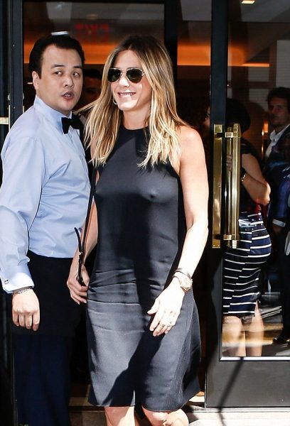 jennifer aniston no bra1