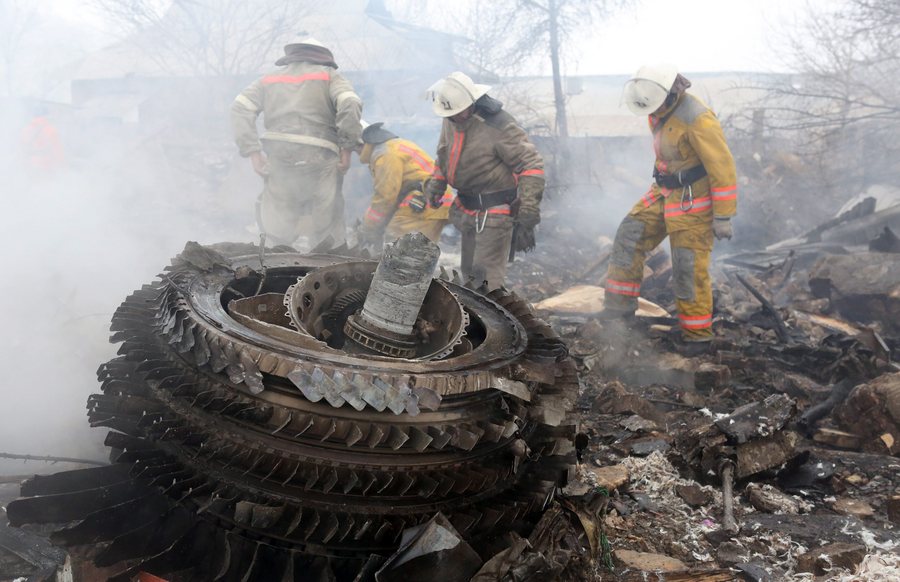 epa05720735 Rescuers work at the site of an airplane crash near the airport Manas, 30 km from Bishkek, Kyrgyzstan, 16 January 2017. A Turkish Boeing 747-400 cargo plane crashed on a village near the capital of Kyrgyzstan, destroying 32 houses and killing at least 37 people, according to reports.  EPA/IGOR KOVALENKO