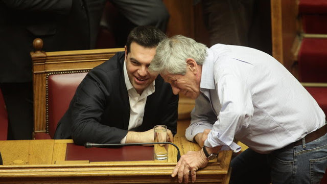 o-mpalaouras-sikwse-to-ganti-pou-afise-katw-o-tsipras.w_l