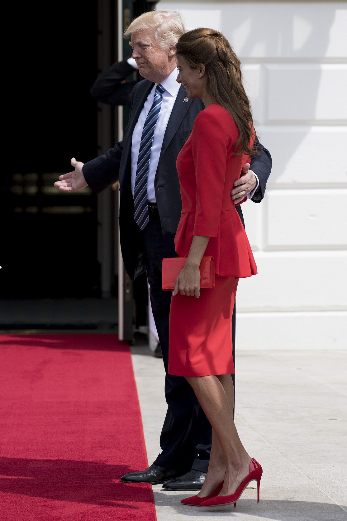 US President Donald Trump (L) escorts Argentinian President Mauricio Macri's wife Juliana Awada (R) at White House in Washington, DC, April 27, 2017. / AFP PHOTO / JIM WATSON