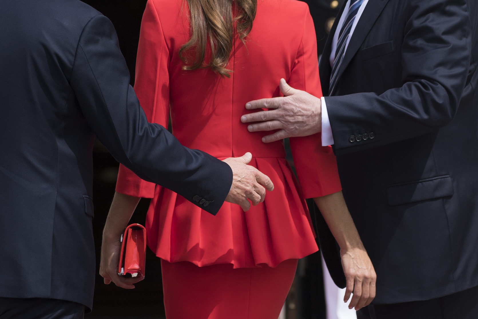 US President Donald Trump (R) escorts Argentinian President Mauricio Macri (L) and his wife Juliana Awada (C) at White House in Washington, DC, April 27, 2017. / AFP PHOTO / JIM WATSON