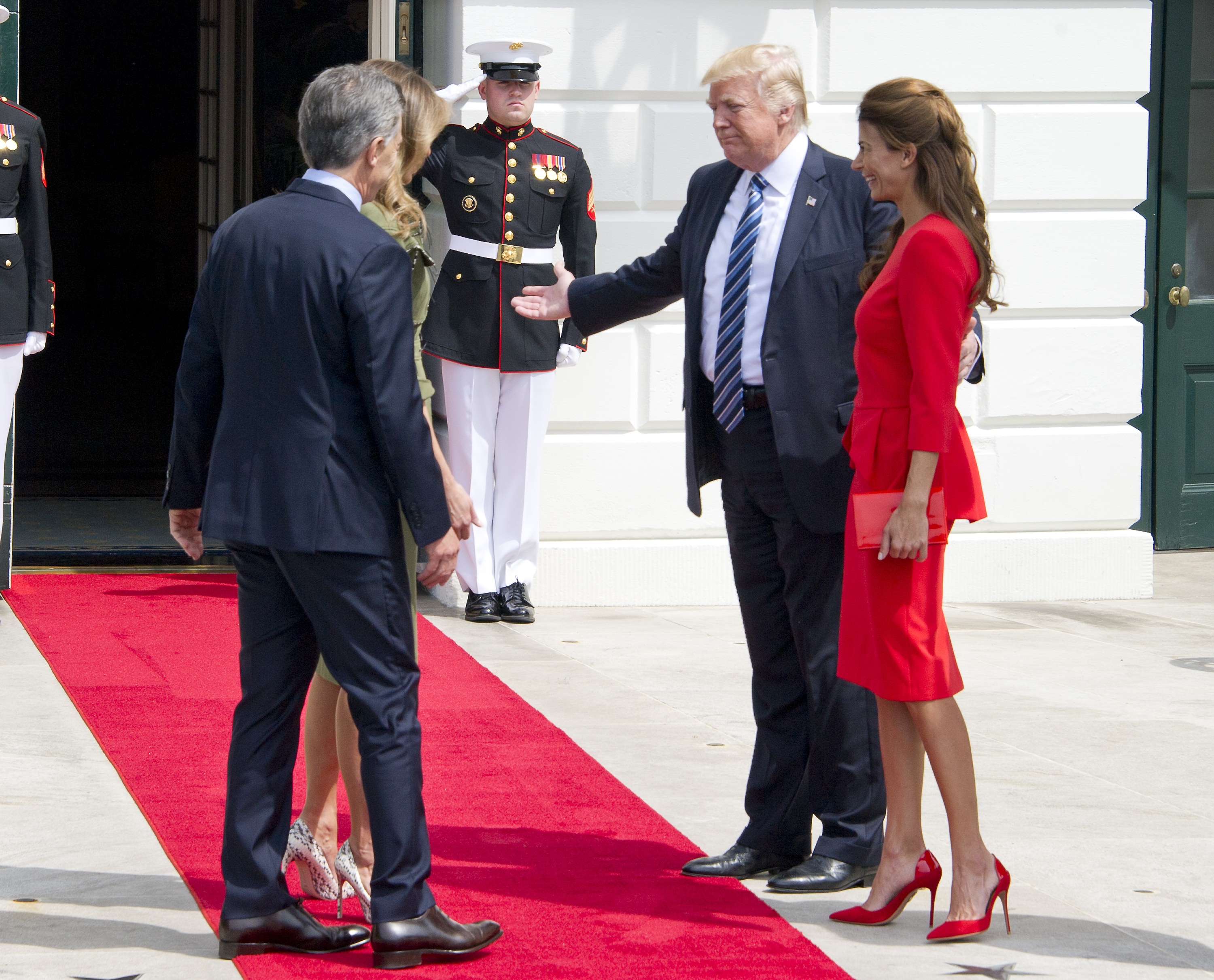 United States President Donald J. Trump and first lady Melania Trump welcome President Mauricio Macri of Argentina and his wife, Juliana Awada to the White House in Washington, DC on Thursday, April 27, 2017. Credit: Ron Sachs / CNP  - NO WIRE SERVICE - Photo: Ron Sachs/Consolidated/dpa