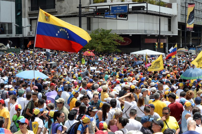 Demonstrators against Nicolas Maduro's government gather at Chacao municipality, east of Caracas on April 8, 2017.  The opposition is accusing pro-Maduro Supreme Court judges of attempting an internal "coup d'etat" for attempting to take over the opposition-majority legislature's powers last week. The socialist president's supporters held counter-demonstrations on Thursday, condemning Maduro's opponents as "imperialists" plotting with the United States to oust him.  / AFP PHOTO / FEDERICO PARRA