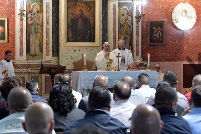 This handout picture released by the Vatican press office shows Pope Francis leading a mass for inmates at the Paliano prison known for housing collaborators of justice who inform on old mobster allies, on April 13, 2017 in Paliano, during the Holy Thursday celebrations. The Pontif washed the feet today of a dozen of inmates in a ritual to commemorate Jesus Christ's Last Supper with the apostles. / AFP PHOTO / OSSERVATORE ROMANO AND AFP PHOTO / HO / RESTRICTED TO EDITORIAL USE - MANDATORY CREDIT "AFP PHOTO / OSSERVATORE ROMANO" - NO MARKETING NO ADVERTISING CAMPAIGNS - DISTRIBUTED AS A SERVICE TO CLIENTS