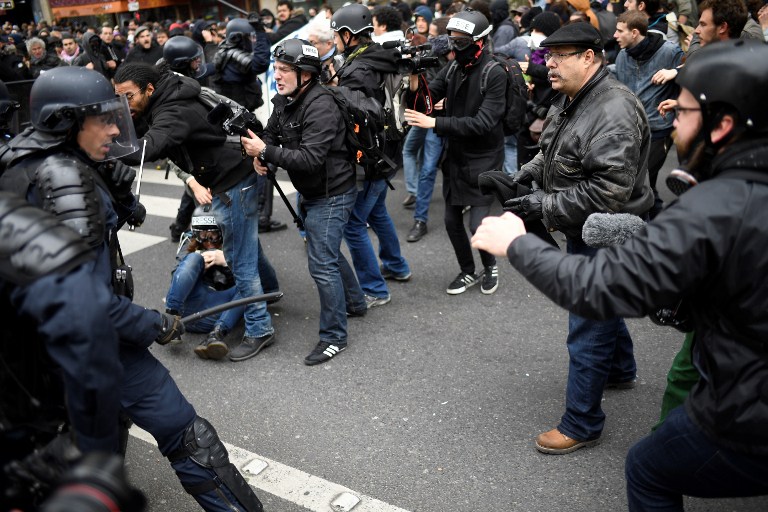 Riot police officers clash with people during a demonstration called by the collectif "Front Social" and labour unions on May 8, 2017 a day after the French presidential election. / AFP PHOTO / Lionel BONAVENTURE