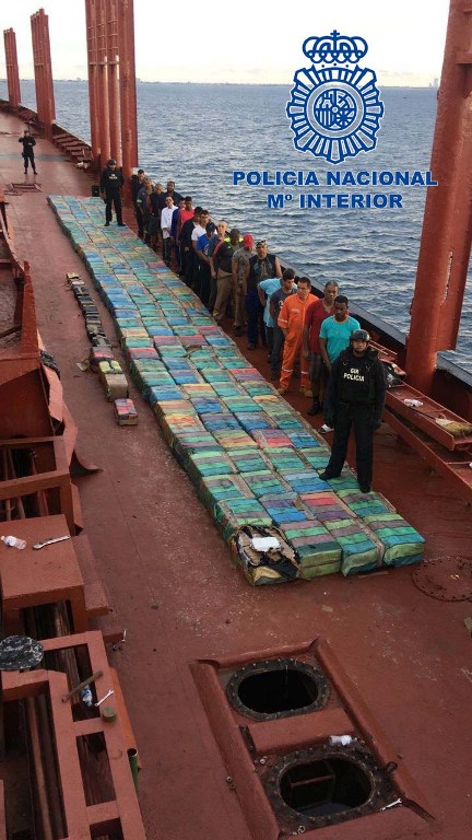 A handout picture released on May 15, 2017 by Spanish Ministry of Interior shows Ecuadorian policemen posing with a seizure of 5,5 tons of cocaine on a boat intercepted off the coast of Ecuador. The Spanish government announced on May 15, 2017 the arrest of four suspected drug traffickers and the seizure of 2,5 tons of cocaine in Spain in connection with the discovery on May 11, 2017 of five tons of cocaine aboard a cargo ship mooring in Ecuadorian waters. / AFP PHOTO / SPANISH INTERIOR MINISTER / HO / RESTRICTED TO EDITORIAL USE - MANDATORY CREDIT "AFP PHOTO/ HO/ SPANISH INTERIOR MINISTRY" - NO MARKETING - NO ADVERTISING CAMPAIGNS - DISTRIBUTED AS A SERVICE TO CLIENTS