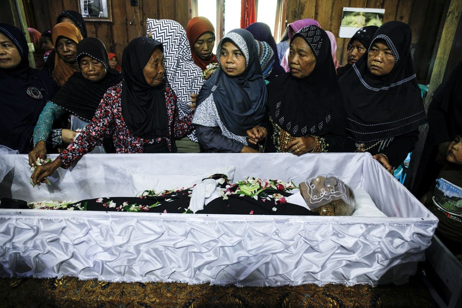 epa05938809 Relatives gather near the coffin of Sodimejo, also called 'Mbah Gotho' during his funeral in Sragen, Central Java, Indonesia, 01 May 2017. Mbah Gotho who is alleged to be the world's oldest man died on 30 April 2017 at the claimed age of 146 years. His age could not officially be verfied.  EPA/ALI LUTFI