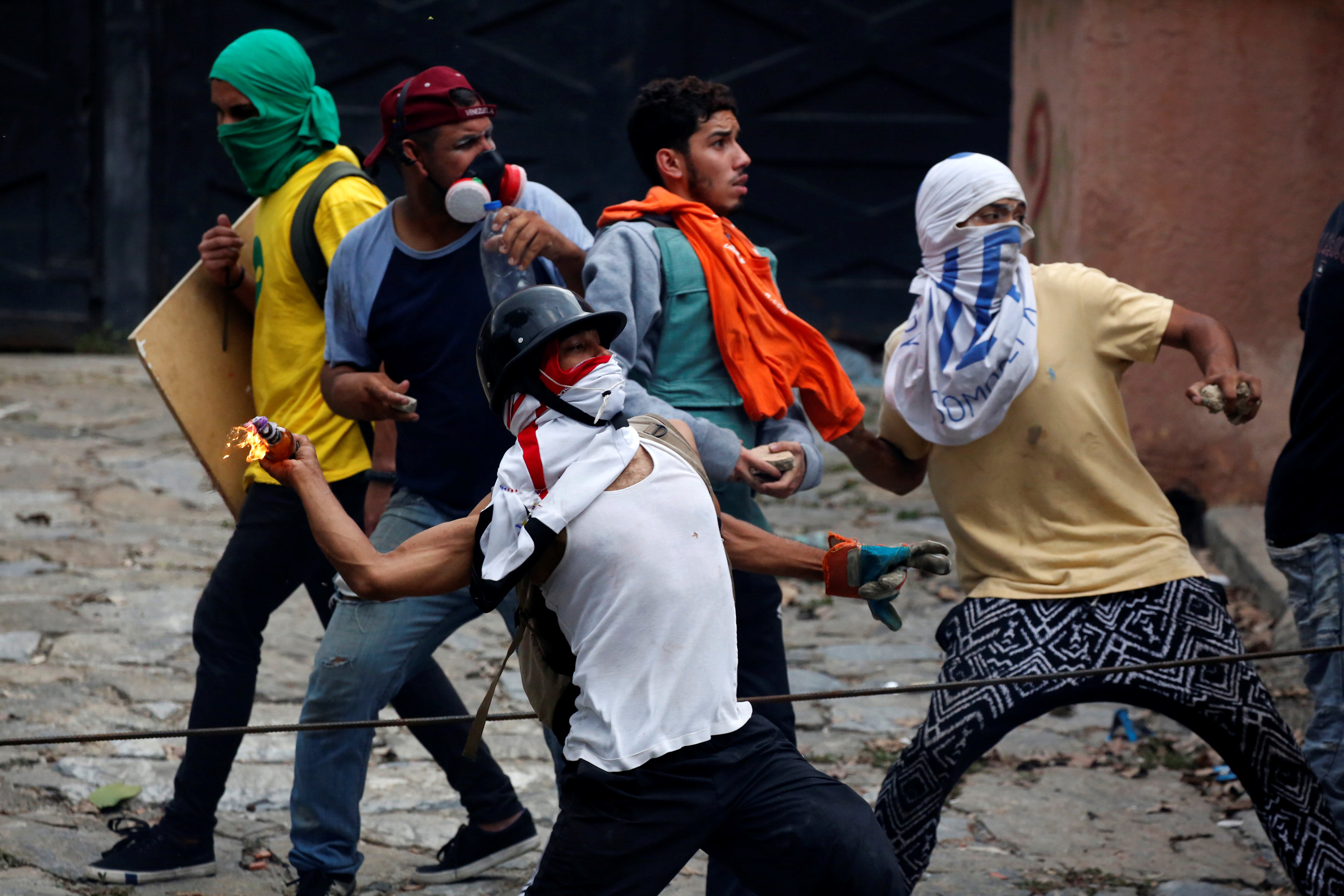 Demonstrators clash with riot security forces during a strike called to protest against Venezuelan President Nicolas Maduro's government in Caracas, Venezuela, July 20, 2017. REUTERS/Carlos Garcia Rawlins