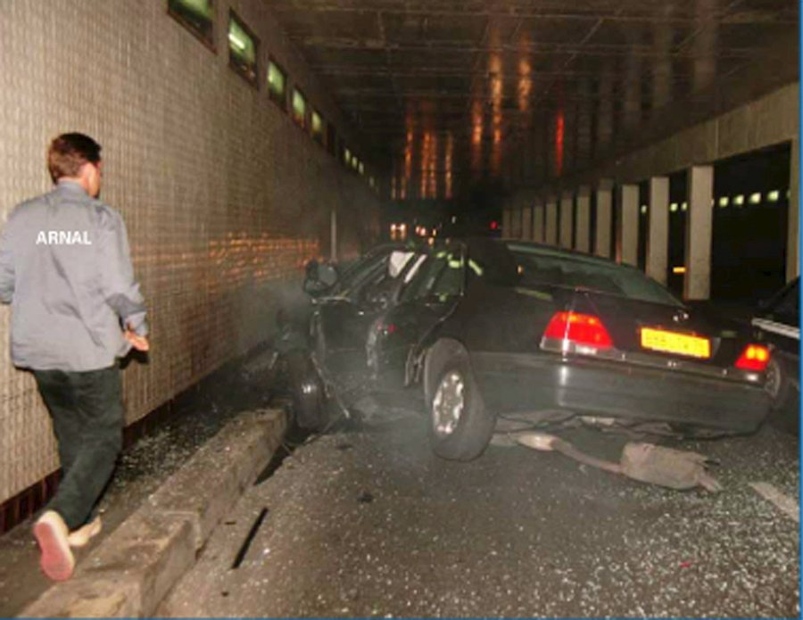 epa01137434 This image made available late 2nd October 2007 by H.M. Coroner's office was one of a series of previously unpublished pictures shown to jurors on the first day of the Princess Diana inquest held at the High Court in London yesterday. In this picture photographer Serge Arnal is marked as first on the scene moments after the crash of the Mercedes carrying Princess Diana and Dodi al Fayed on the night of 31 August 1997. (PLEASE NOTE RESTRICTIONS)  EPA/CROWN COPYRIGHT RESERVED UNITED KINGDOM AND IRELAND OUT  NO SALES NO ARCHIVES - PHOTOGRAPH CANNOT BE STORED OR USED MORE THAN 14 DAYS AFTER THE DAY OF TRANSMISSION.