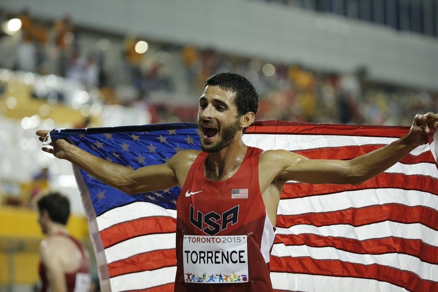 epa04860867 David Torrence from the United States celebrates his silver medal in the men´s 5000 mts. race during the Pan American Games 2015 in Toronto, Canada, 25 July 2015.  EPA/JOSE MENDEZ