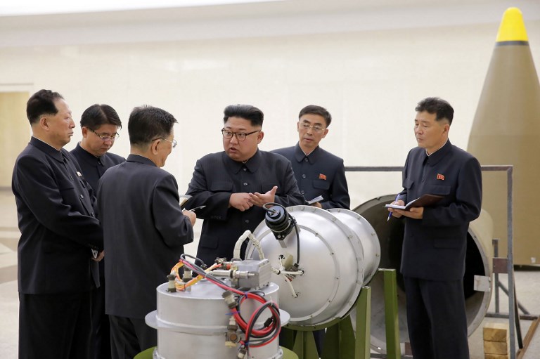 This undated picture released by North Korea's official Korean Central News Agency (KCNA) on September 3, 2017 shows North Korean leader Kim Jong-Un (C) looking at a metal casing with two bulges at an undisclosed location.
North Korea has developed a hydrogen bomb which can be loaded into the country's new intercontinental ballistic missile, the official Korean Central News Agency claimed on September 3. Questions remain over whether nuclear-armed Pyongyang has successfully miniaturised its weapons, and whether it has a working H-bomb, but KCNA said that leader Kim Jong-Un had inspected such a device at the Nuclear Weapons Institute. / AFP PHOTO / KCNA VIA KNS / STR / South Korea OUT / REPUBLIC OF KOREA OUT   ---EDITORS NOTE--- RESTRICTED TO EDITORIAL USE - MANDATORY CREDIT "AFP PHOTO/KCNA VIA KNS" - NO MARKETING NO ADVERTISING CAMPAIGNS - DISTRIBUTED AS A SERVICE TO CLIENTS
THIS PICTURE WAS MADE AVAILABLE BY A THIRD PARTY. AFP CAN NOT INDEPENDENTLY VERIFY THE AUTHENTICITY, LOCATION, DATE AND CONTENT OF THIS IMAGE. THIS PHOTO IS DISTRIBUTED EXACTLY AS RECEIVED BY AFP.  /