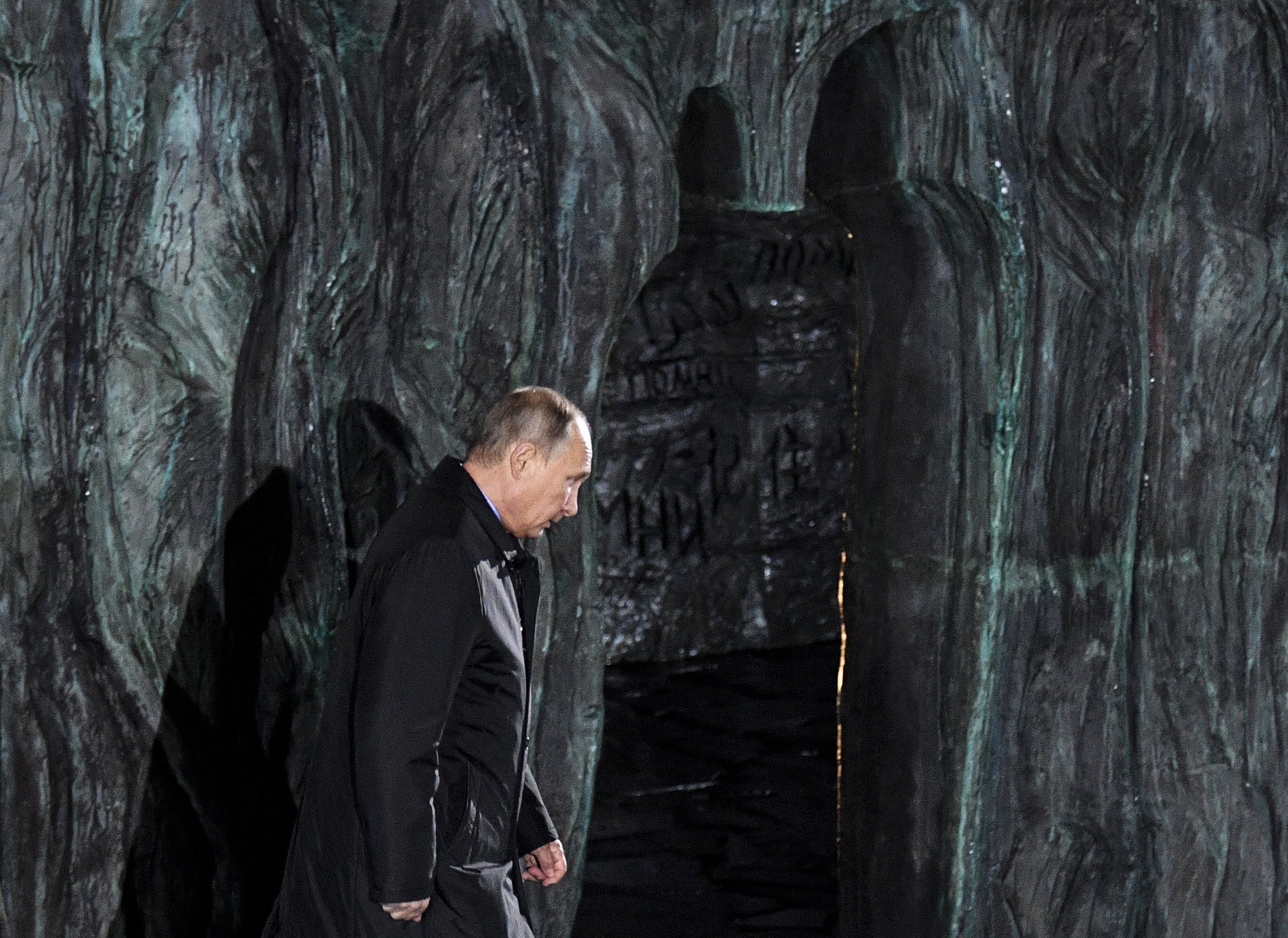 epa06298467 Russian President Vladimir Putin attends a ceremony of unveiling the country's first national memorial to victims of Soviet-era political repressions titled 'The Wall of Grief' designed by sculptor Georgy Frangulyan,  in downtown Moscow, Russia, 30 October 2017.  EPA/ALEXANDER NEMENOV / POOL