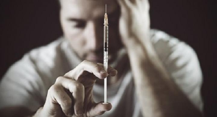 drugabuse-shutterstock207393277-man_using_needle-feature_image-heroin