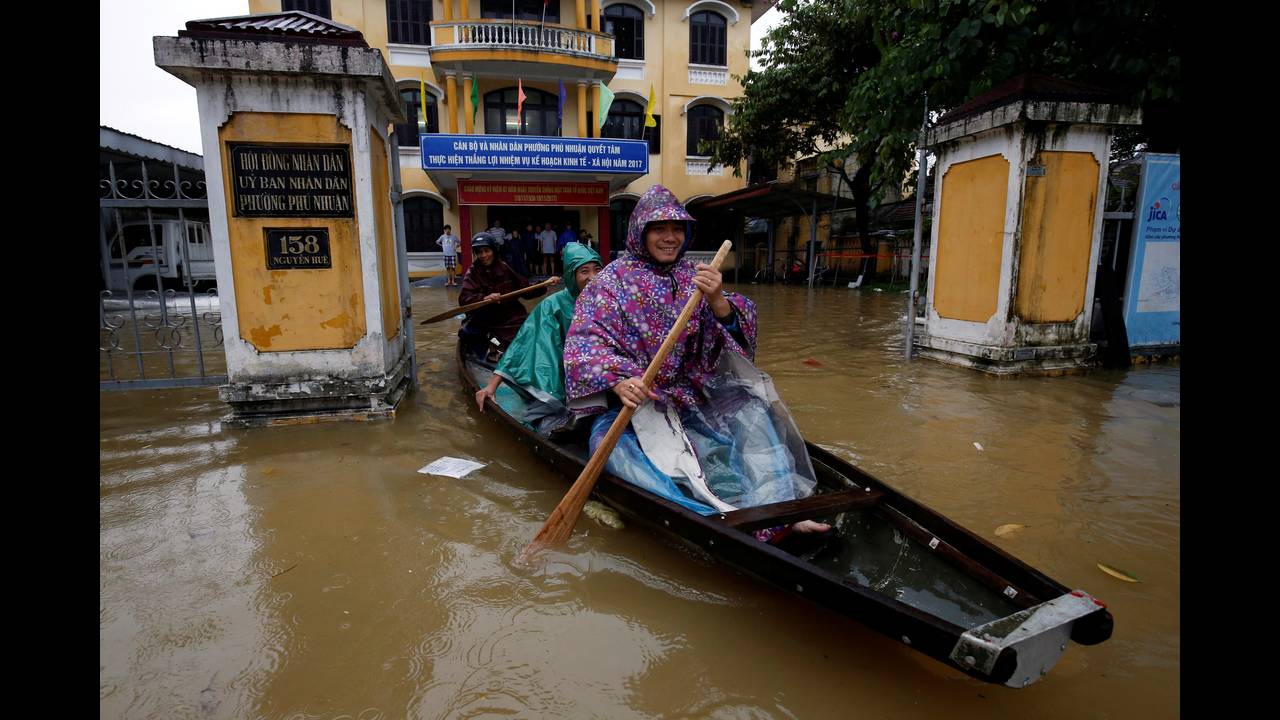 2017-11-05T120711Z_1078612113_RC1D453EA100_RTRMADP_3_ASIA-STORM-VIETNAM