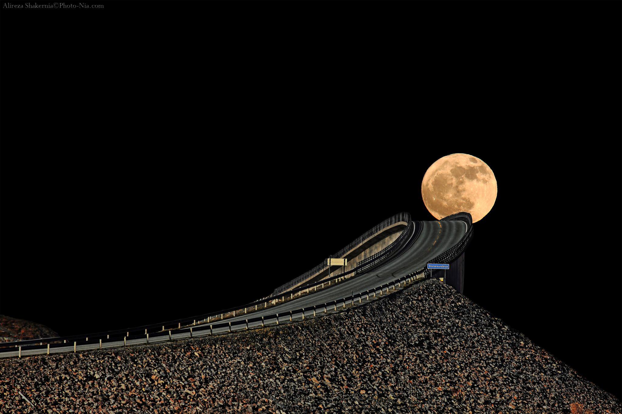 Atlantic-Ocean-Road-towards-Moon