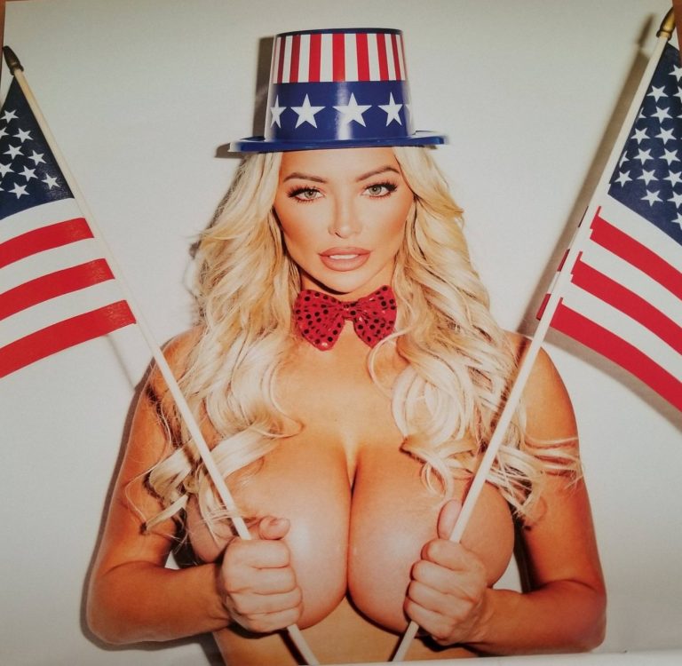 Lindsey-Pelas-Naked-calendar-okokoras-8-768x750