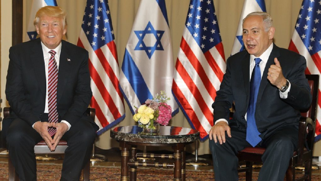 epa05982025 Israel's Prime Minister Benjamin Netanyahu (R) and US President Donald J. Trump (L) pose for the media during their meeting in Jerusalem, 22 May 2017.  US President Donald J. Trump arrived for a 28-hour visit to Israel and the Palestinian Authority areas on his first foreign trip since taking office in January.  EPA/MENAHEM KAHANA / POOL
