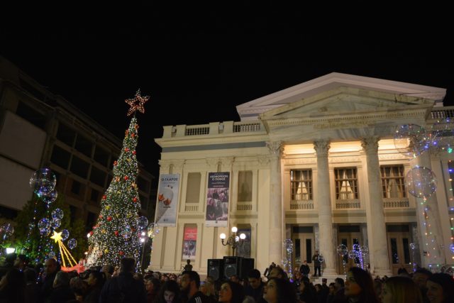 πειραιας χριστουγεννιάτικο δέντρο