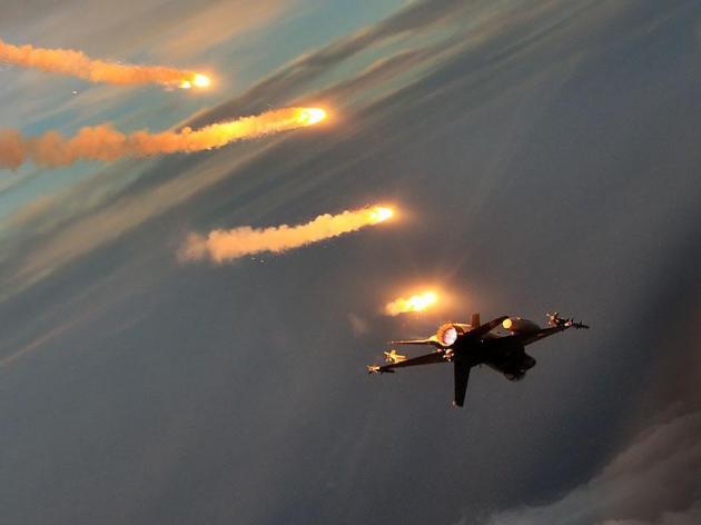 Turkish F-16 using flares-630x472