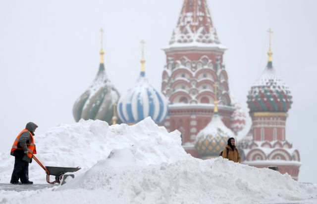 epaselect epa06498287 A municipal worker clears snow on the Red Square after heavy snowfall in Moscow, Russia, 05 February 2018. Long lasting snowfall has been predicted in Moscow.  EPA/YURI KOCHETKOV