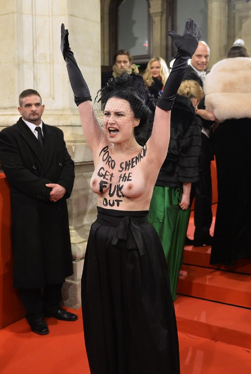 An activist demonstrates on the red carpet prior the opening of the Opera Ball 2018, the sumptuous highlight of the Austrian capital's ball season, on February 8, 2018 at the State Opera House in Vienna. / AFP PHOTO / APA / HERBERT NEUBAUER / Austria OUT