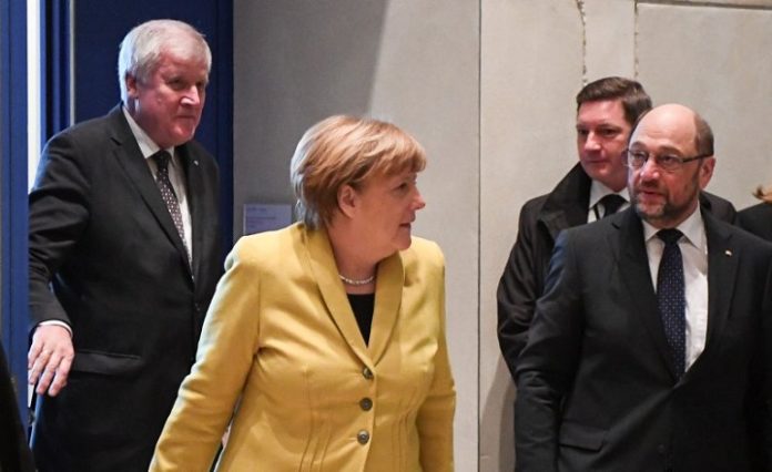 Bundeskanzlerin Angela Merkel (M, CDU) kommt mit SPD-Kanzlerkandidat Martin Schulz (r) und dem Bayerischen Ministerpräsidenten Horst Seehofer aus einem Raum am 12.02.2017 im Reichstag in Berlin bei der Wahl des Bundespräsidenten. Zur Wahl des neuen Bundespräsidenten tritt am Sonntagmittag in Berlin die Bundesversammlung zusammen. Foto: Bernd von Jutrczenka/dpa +++(c) dpa - Bildfunk+++