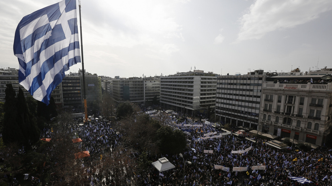 Χιλιάδες πολίτες από όλη την Ελλάδα συμμετέχουν στο συλλαλητήριο ενάντια στην χρήση του ονόματος "Μακεδονία" από το κράτος της Πρώην Γιουγκοσλαβικής Δημοκρατίας της Μακεδονίας (ΠΓΔΜ), στην πλατεία Συντάγματος, Αθήνα, Κυριακή 4 Φεβρουαρίου 2018. ΑΠΕ-ΜΠΕ/ ΑΠΕ-ΜΠΕ/ ΓΙΑΝΝΗΣ ΚΟΛΕΣΙΔΗΣ