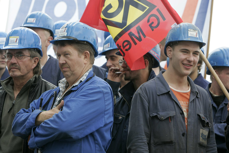 Werftarbeiter demonstrieren am Freitag, 11. September 2009, in Bremerhaven, Niedersachsen, anlaesslich eines Treffens von Chefs grosser europaeischer Werften, Wirtschaftsministern und Vertretern des Europaeischen Metallgewerkschaftsbundes.  (AP Photo/Joerg Sarbach)  ---Workers of several shipyards demonstrate on occasion of a LeaderSHIP 2015 High Level Group meeting in Bremerhaven, Germany, on Friday, Sept. 11, 2009. Germany's IG Metall and the European Metalworkers' Federation organised an action day to demand a common European strategy to overcome the crisis in shipbuilding and to fend off employment losses in the sector.(AP Photo/Joerg Sarbach)