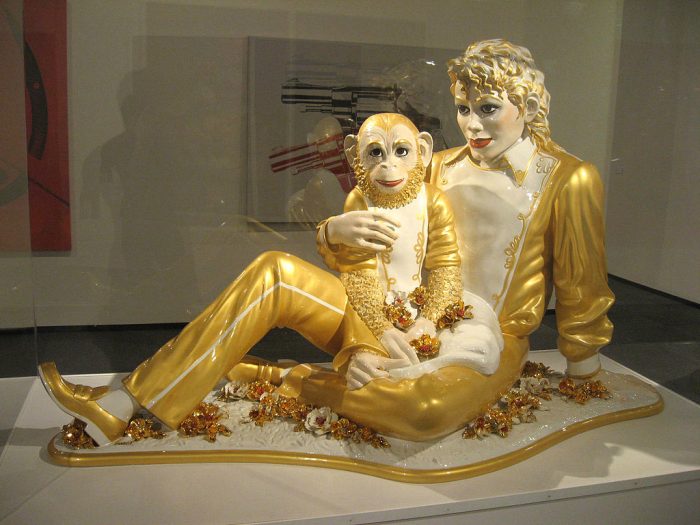 Michael_Jackson_and_Bubbles_porcelain_sculpture-700x525