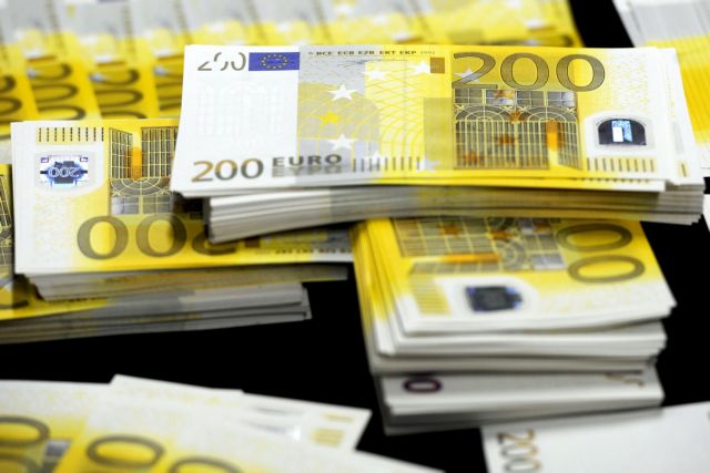 epa03592541 Portuguese judiciary police seized 1,901 200 euro bank notes during an operation in Porto, Portugal, 20 February 2013. The haul is considered one of the biggest seizures ever of counterfeit money, according to reports.  EPA/FERNANDO VELUDO