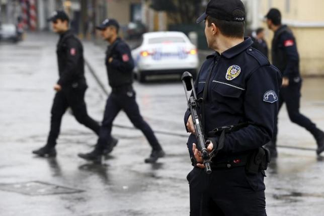 A police officer secures the area following a suicide bombing in a major shopping and tourist district in central Istanbul March 19, 2016.   REUTERS/Osman Orsal