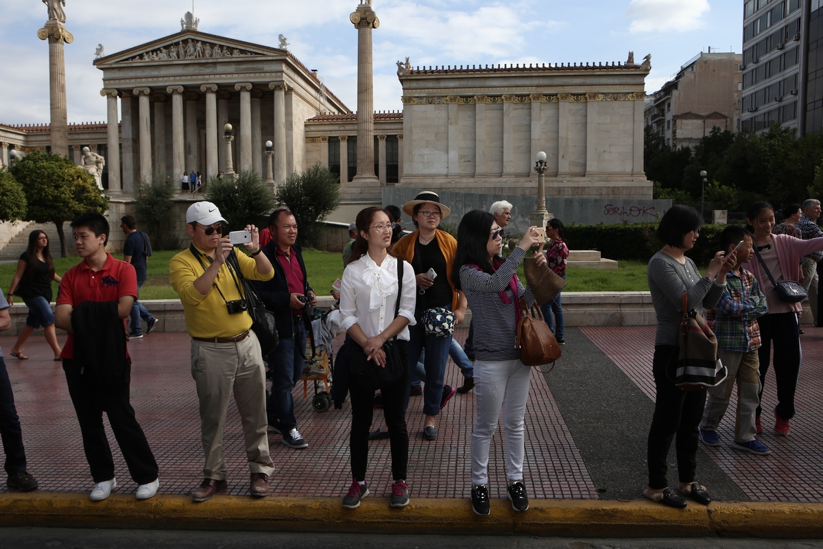 Protest march of the Panhellenic Federation of Public Hospital Employees (POEDIN) in central Athens demanding better working conditions in the healthcare industry. Athens, Greece on October 6, 2016. / Πορεία διαμαρατυρίας της Πανελλήνιας Ομοσπονδίας Εργαζομένων Δημοσίων Νοσοκομείων (ΠΟΕΔΗΝ) στο κέντρο της Αθήνας. Αθήνα, Ελλάδα, 6 Οκτωβρίου 2016.