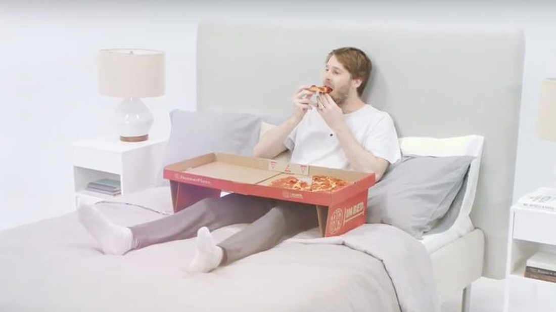 eating-pizza-in-bed-pizza-box