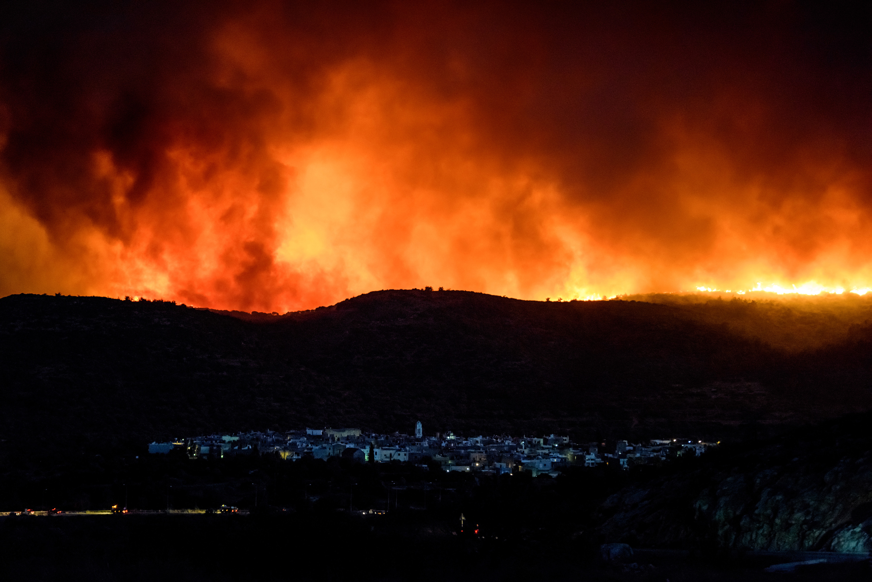 Φωτογραφία που δόθηκε σήμερα στη δημοσιότητα από την πυρκαγιά στο χωριό Λιθί, τη Δευτέρα 25 Ιουλίου 2016. Σε ύφεση είναι η μεγάλη πυρκαγιά στη νότια Χίο, που κατέκαψε, από χθες τα χαράματα που ξεκίνησε, χιλιάδες στρέμματα δασικής και καλλιεργήσιμης έκτασης. Με το πρώτο φως της ημέρας ξεκίνησαν τις ρίψεις νερού, ώστε να αποφευχθούν οι αναζωπυρώσεις, τα δυο πυροσβεστικά αεροσκάφη και τα τρία ελικόπτερα, που το βράδυ παρέμειναν στη Χίο ώστε να ξεκινήσουν τις ρίψεις από το πρωί. Η καμένη έκταση είναι περίπου 35.000 στρέμματα, ενώ  μεγάλη είναι η ζημιά στα μαστιχόδεντρα. Σύμφωνα με τον πρόεδρο της Ένωσης Μαστιχοπαραγωγών Χίου Γ. Τούμπο μέχρι και το 90% των μαστιχόδεντρων καταστράφηκε στα χωριά Λιθί, Ελάτα και Βέσσα ενώ σημαντικές είναι οι καταστροφές σε Μεστά, Αρμόλια και Πυργί. Τρίτη 26 Ιουλίου 2016.   ΑΠΕ-ΜΠΕ/ ΑΠΕ-ΜΠΕ/ ΚΩΣΤΑΣ ΚΟΥΡΓΙΑΣ