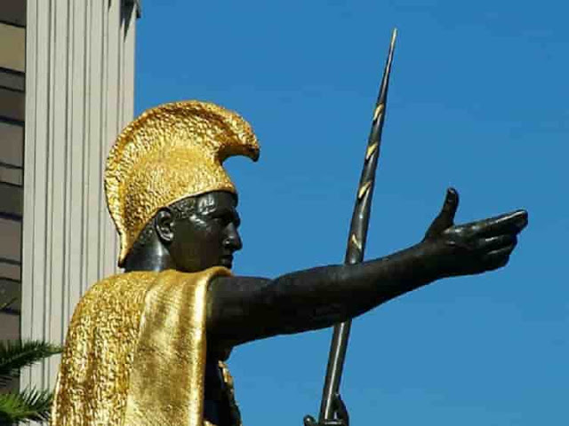 statue-of-king-kamehameha-in-honolulu-hawaii-3-min