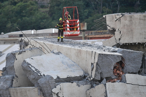 epa06953321 Removal of the rubble of the partially collapsed Morandi bridge in Genoa, Italy, 16 August 2018.  Italian authorities, worried about the stability of remaining large sections of the bridge, evacuated about 630 people from nearby apartments. The Genoa prefect's office on Thursday corrected the death toll, saying 38 people are known to have died, not 39 as previously reported. The death toll remains provisional.  EPA/LUCA ZENNARO