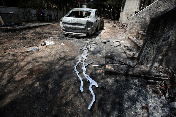 Λιωμένο αυτοκίνητο στον αυλόγυρο καμένης κατοικίας από τη φονική πυρκαγιά στο Μάτι Αττικής, Πέμπτη 26 Ιουλίου 2018. Στους 83 αυξήθηκε ο αριθμός των θυμάτων από τις φονικές πυρκαγιές στο Μάτι, καθώς πριν από λίγο, όπως ανακοίνωσε το υπουργείο Υγείας, κατέληξε ακόμη ένας άνδρας 73 ετών, νοσηλευόμενος στη ΜΕΘ του ΚΑΤ. ΑΠΕ-ΜΠΕ/ΑΠΕ-ΜΠΕ/ΣΥΜΕΛΑ ΠΑΝΤΖΑΡΤΖΗ