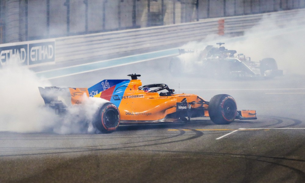 YAS MARINA CIRCUIT, UNITED ARAB EMIRATES - NOVEMBER 25: Fernando Alonso, McLaren MCL33, and Lewis Hamilton, Mercedes AMG F1 W09 EQ Power+, perform donuts after the race during the Abu Dhabi GP at Yas Marina Circuit on November 25, 2018 in Yas Marina Circuit, United Arab Emirates. (Photo by Glenn Dunbar / LAT Images)