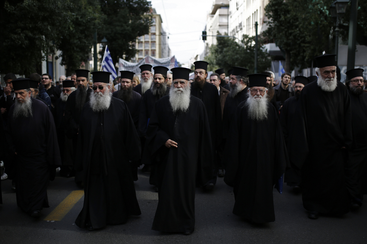 Κληρικοί παίρνουν μέρος σε συγκέντρωση διαμαρτυρίας στα προπύλαια του πανεπιστημίου Αθηνών, ενάντια στο μάθημα των νέων θρησκευτικών, Αθήνα Κυριακή 4 Μαρτίου 2018 . ΑΠΕ-ΜΠΕ/ΑΠΕ-ΜΠΕ/ΓΙΑΝΝΗΣ ΚΟΛΕΣΙΔΗΣ