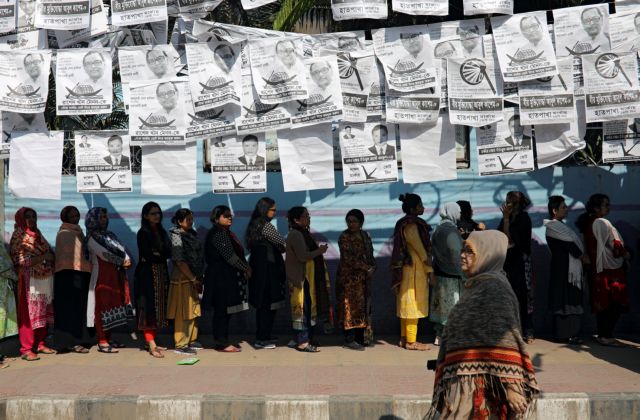 Voters queue at a voting center during the general election in Dhaka, Bangladesh December 30, 2018. REUTERS/Mohammad Ponir Hossain