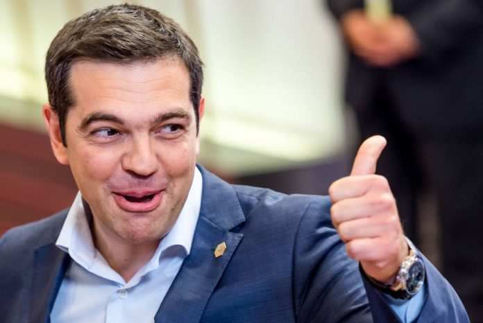 tsipras-gelio-1-696x466