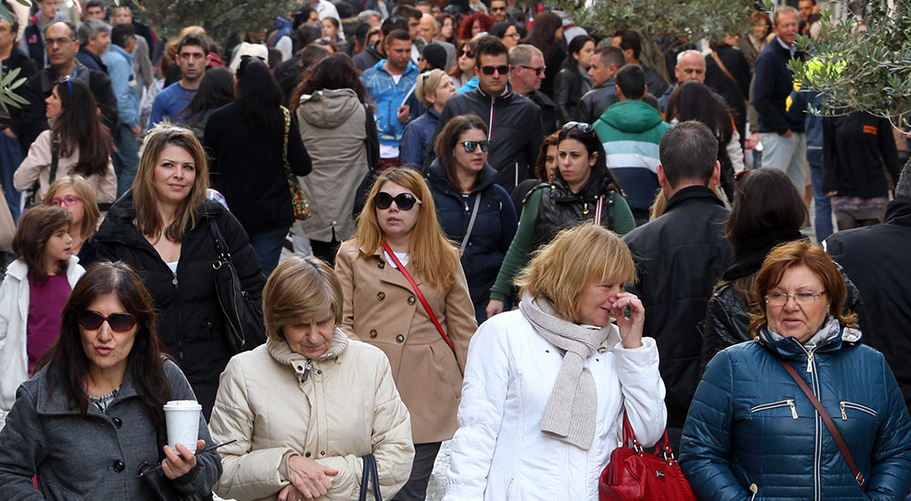 Κόσμος επισκέπτεται καταστήματα στην οδό Ερμού, Κυριακή 1 Νοεμβρίου 2015. Ανοιχτά έμειναν πολλά καταστήματα στο κέντρο, της Αθήνας καθώς ξεκίνησε σήμερα το 10ημερο ενδιάμεσων εκπτώσεων ενώ εργαζόμενοι απέκλεισαν αρκετά καταστήματα ζητώντας να μην καταργηθεί η αργία της Κυριακής. ΑΠΕ-ΜΠΕ/ΑΠΕ-ΜΠΕ/Παντελής Σαίτας