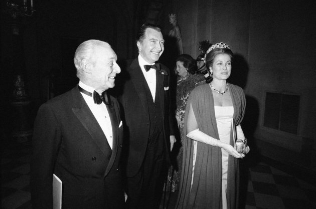 Baron Guy de Rothschild, left, and Curator Gerald Van Der Kemp escort Princess Grace de Monaco arriving at Chateau de Versailles, Nov. 28, 1973 to attend gala organized by the Rothschilds for the Safeguard of the Chateau. (AP Photo)