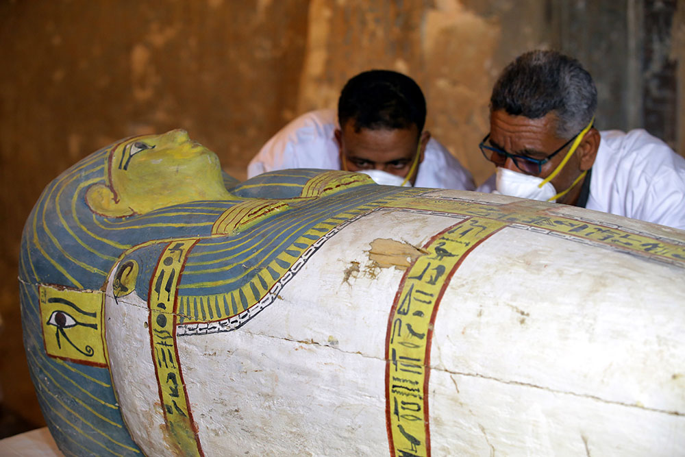 epa07186613 Egyptian archaeologists move the cover of an intact sarcophagus, inside Tomb TT33 in Luxor, 700km south of Cairo, Egypt, 24 Novmber 2018. Earlier this month the French mission in Luxor disocvered an intact sarcophagus. The sarcophagus revealed a mummy of a woman called Thuya. French Professor Frederic Colin, head of the French mission in Tomb TT33 where the sarcophagus was found, said that the sarcophagus dates to the 18th dynasty and inside it a well-preserved mummy wrapped in linen was found.  EPA/KHALED  ELFIQI