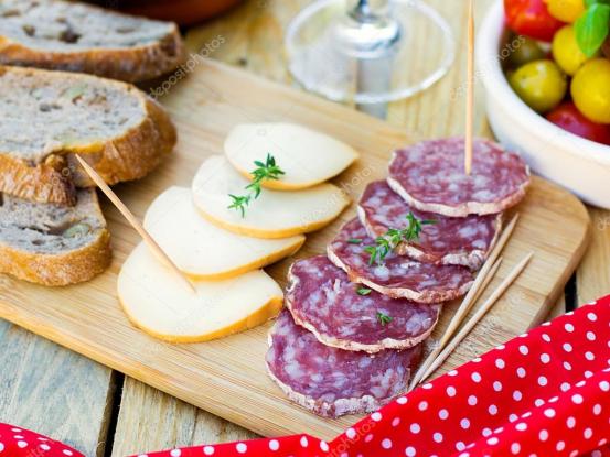 depositphotos_114365318-stock-photo-salami-et-smoked-cheese-for